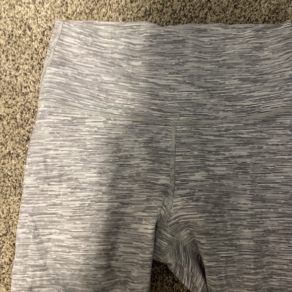 Lululemon like new Wonder under size 6 - Picture 3 of 4
